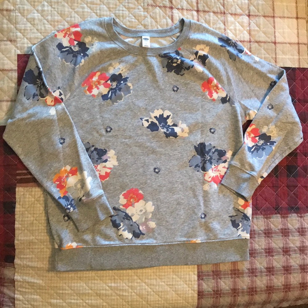 COMFY & CUTE FLOWERED CREWNECK